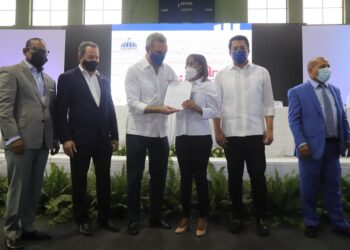 Gobierno otorgó más de RD$100 millones en préstamo a buhoneros de la Duarte con París