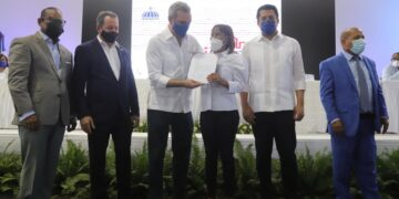 Gobierno otorgó más de RD$100 millones en préstamo a buhoneros de la Duarte con París