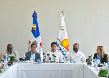 Gabinete Turismo logra acuerdo entre taxistas y Uber que operan en destinos turísticos