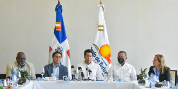 Gabinete Turismo logra acuerdo entre taxistas y Uber que operan en destinos turísticos