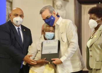 Presidente Abinader  entrega 256 títulos propiedad a  familias de Monte Plata