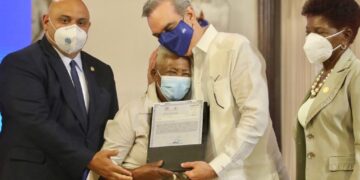 Presidente Abinader entrega 256 títulos propiedad a familias de Monte Plata