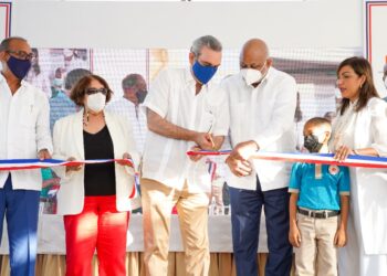Abinader inaugura junto a ministros de Educación y Obras Públicas escuela en Barahona