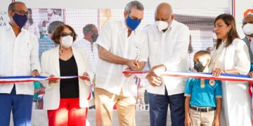 Abinader inaugura junto a ministros de Educación y Obras Públicas escuela en Barahona