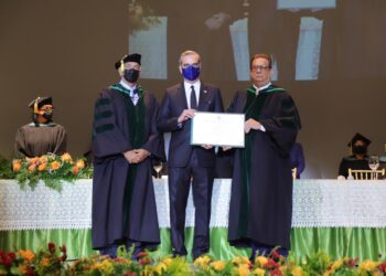 Presidente  insta a jóvenes graduandos a liderar el cambio y el futuro de la RD