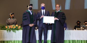 Presidente  insta a jóvenes graduandos a liderar el cambio y el futuro de la RD