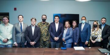 Uber acuerda con el gobierno registrarse como empresa de Transporte.