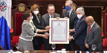 El Senado de la República reconoce a Héctor Valdez Albizu, gobernador del Banco Central