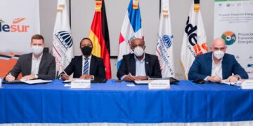 Edesur y agencia alemana ejecutarán proyecto de electrificación rural en La Descubierta