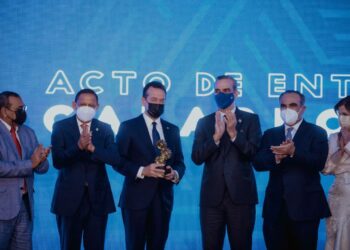 AIRD reconoce al MICM con galardón a la Labor Institucional en Apoyo al Sector Industrial