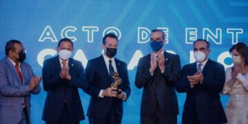 AIRD reconoce al MICM con galardón a la Labor Institucional en Apoyo al Sector Industrial