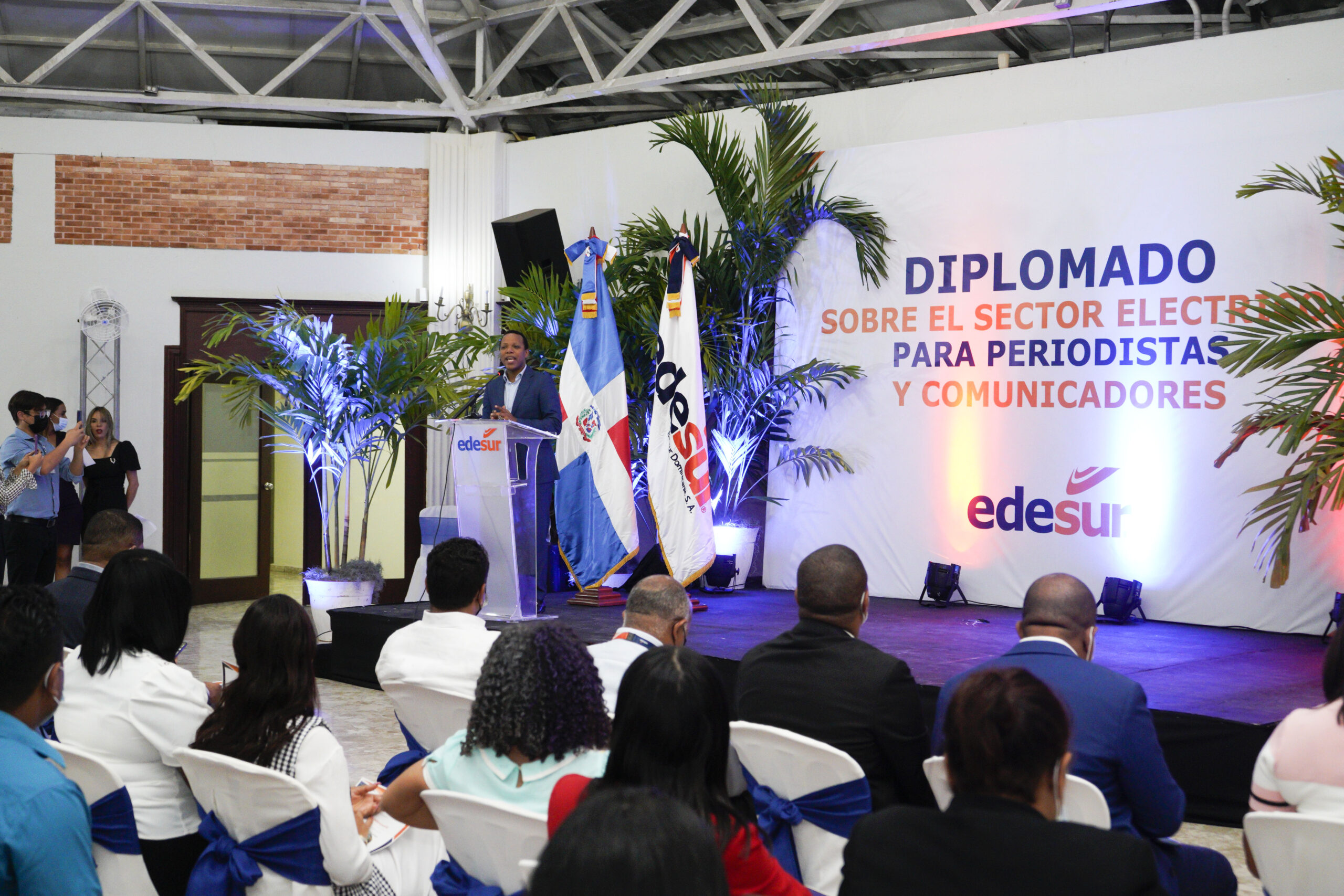 Edesur gradúa 156 periodistas y comunicadores en su “1er. Diplomado sobre el sector eléctrico”