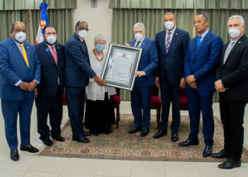 Senado reconoce a naturalista Kate Jordan Wallace por su labor en favor de la preservación de aves del país