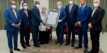 Senado reconoce a naturalista Kate Jordan Wallace por su labor en favor de la preservación de aves del país