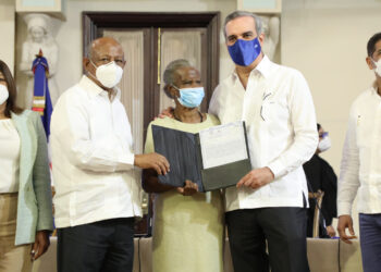 Presidente Abinader afirma con entrega de títulos se cierra etapa de incertidumbre y lucha