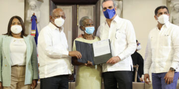 Presidente Abinader afirma con entrega de títulos se cierra etapa de incertidumbre y lucha