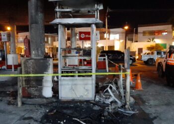 Incendio afecta estación de combustibles en Cuesta Hermosa