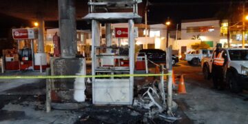 Incendio afecta estación de combustibles en Cuesta Hermosa