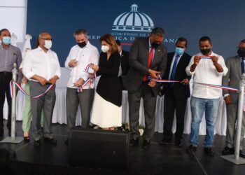 Ministro de Interior y Policía recibe del Propeep Club Deportivo y Cultural Los Cachorros de Cristo Rey remozado 