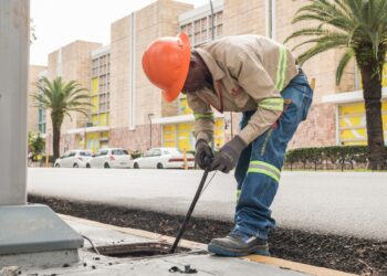 EDESUR coloca cableado soterrado y energiza lámparas del Bulevar de las estrellas, de la Churchill