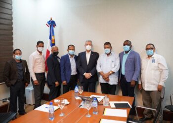 Ministro de la Presidencia se reúne con dirigentes del transporte en busca de solución a incrementos del pasaje