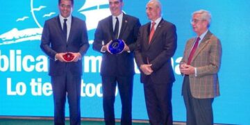 Entregan Premio Excelencia al presidente Luis Abinader y a ministro David Collado