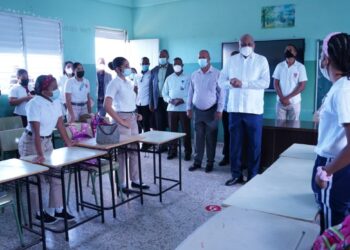 Ministro de Educación supervisa reanudación de clases presenciales y cumplimiento protocolo de bioseguridad