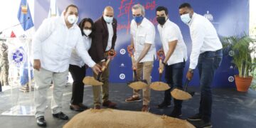 Presidente Abinader y director del INAPA dan primer palazo para construcción alcantarillado sanitario provincia Hato Mayor