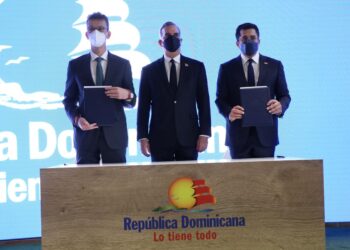 Gobierno dominicano firma acuerdos por US$1,400 millones con Rainbow Tours, Iberia y Euro Wings