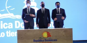 Gobierno dominicano firma acuerdos por US$1,400 millones con Rainbow Tours, Iberia y Euro Wings