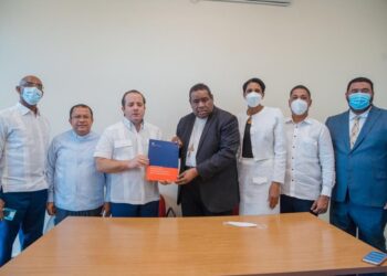 Ministro José Paliza entrega fondos a instituciones sin fines de lucro en Higüey