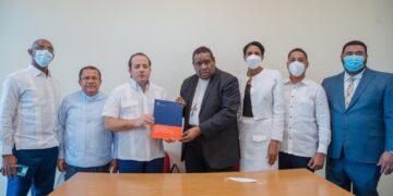 Ministro José Paliza entrega fondos a instituciones sin fines de lucro en Higüey