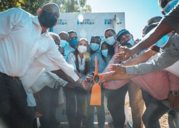 Alcaldesa Carolina Mejía da primer picazo de proyecto asfaltado en La Puya