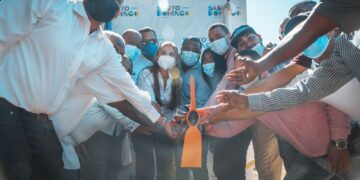 Alcaldesa Carolina Mejía da primer picazo de proyecto asfaltado en La Puya