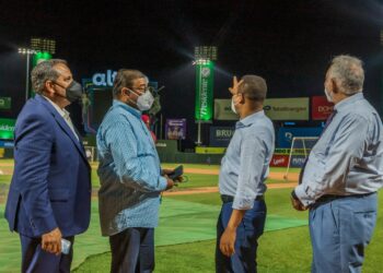 Edesur coloca luminarias y supervisa alumbrado en entorno Estadio Quisqueya