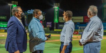 Edesur coloca luminarias y supervisa alumbrado en entorno Estadio Quisqueya