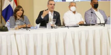 Presidente Abinader evalúa obras ejecuta gobierno en provincias