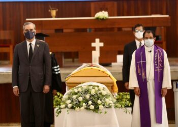 Presidente Abinader asiste a  Velatorio Monseñor Agripino Núñez, expresa condolencias a familiares