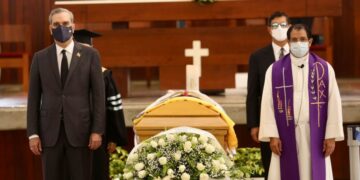 Presidente Abinader asiste a  Velatorio Monseñor Agripino Núñez, expresa condolencias a familiares