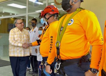 Doctor Julio Hazim visita y felicita trabajo altruista de la Defensa Civil