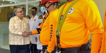 Doctor Julio Hazim visita y felicita trabajo altruista de la Defensa Civil