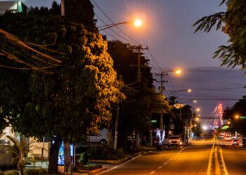 Edesur coloca nuevas luminarias en la av. Máximo Gómez