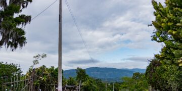 EDESUR electrifica remota comunidad de Gajo Largo, tras 20 años sin el servicio