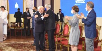 Presidente Luis Abinader otorga nacionalidad dominicana al expresidente del gobierno español Felipe González