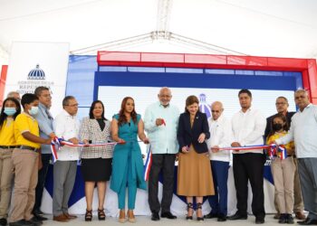 Vicepresidenta y ministro de Educación aperturan nueva escuela en Mao