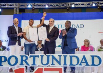 Presidencia gradúa primer grupo de 371 nuevos técnicos-profesionales del programa “Oportunidad 14-24”