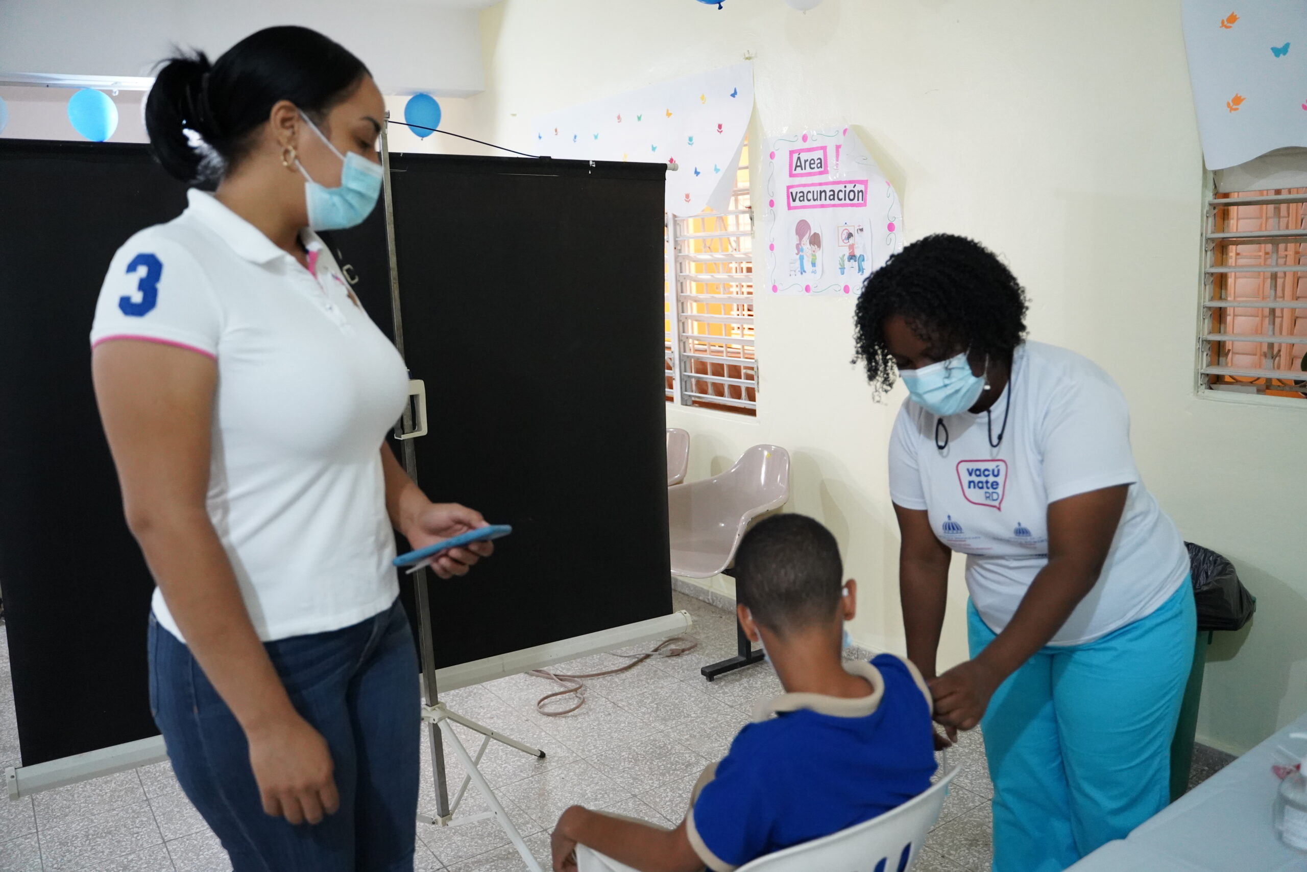 Vacunan cerca de 12 mil niños en inicio de jornada que busca inocular 1,236,644 escolares de 5 a 11 años