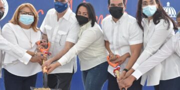 Presidente Abinader y director ejecutivo del INAPA, Wellington Arnaud, dejan iniciadas obras en Azua