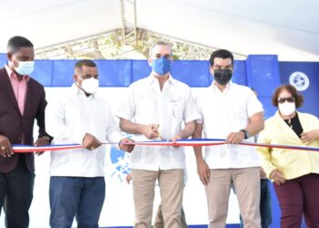 Presidente Abinader y director del INAPA, Wellington Arnaud, inauguran planta de tratamiento en Barahona