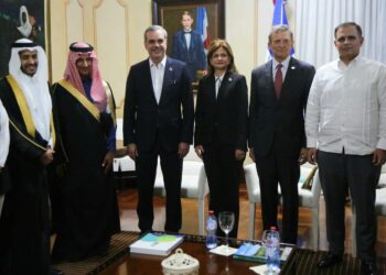 Presidente Abinader recibe en su despacho al ministro de Turismo de Arabia Saudita